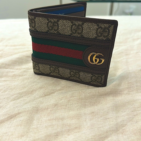 Men’s Gucci wallet. About a year old and lightly used. - Picture 3 of 4